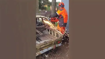 Распилил машину бензорезом #машина #распилил #zimani #stihl #бензорез